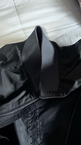 Chaqueta bomber negra y gris