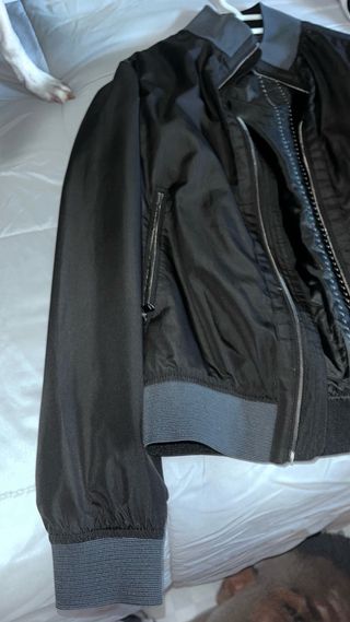 Chaqueta bomber negra y gris