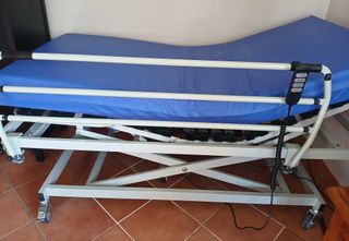 Cama hospitalaria eléctrica. En perfecto estado.