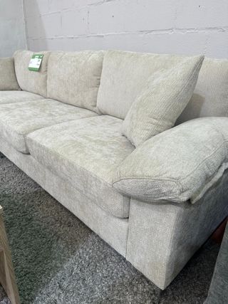 Sofá modular beige con cojines