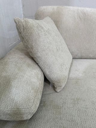 Sofá modular beige con cojines