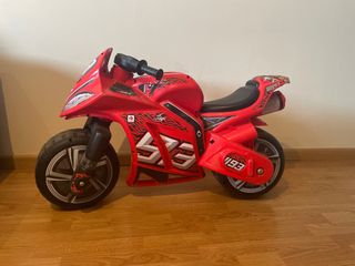 Moto de plástico infantil roja