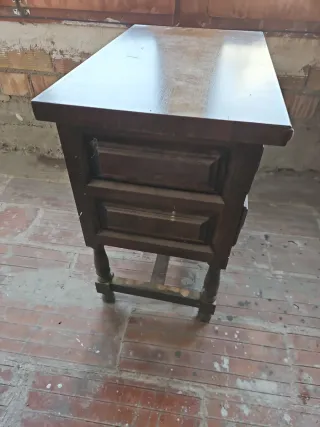 Mesita de noche de madera