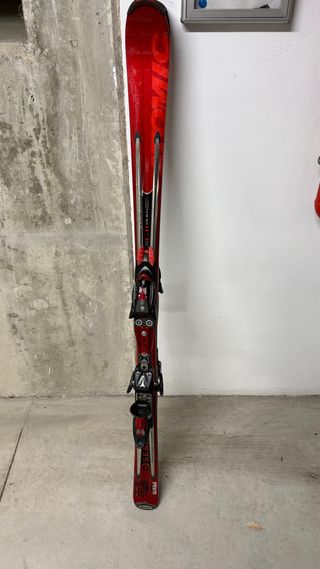 Esquís Atomic Rojos con Fijaciones