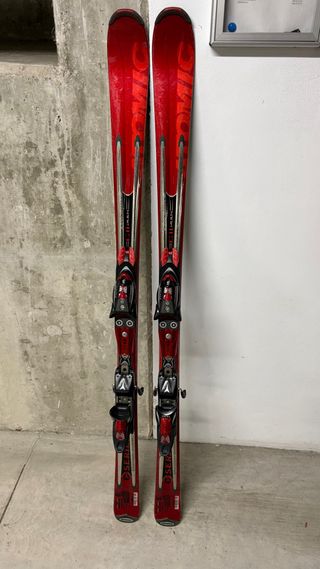 Esquís Atomic Rojos con Fijaciones