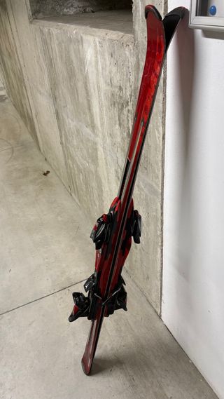 Esquís Atomic Rojos con Fijaciones