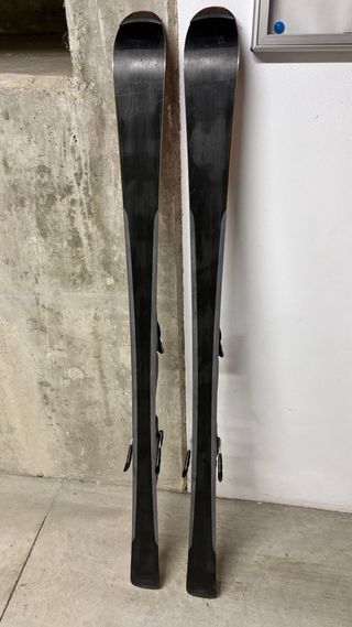 Esquís Atomic Rojos con Fijaciones