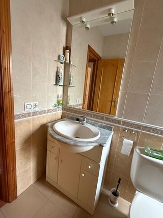 Mueble de baño con lavabo y espejo