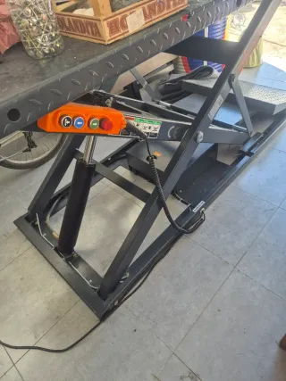 Elevador Hidráulico DM1000UTV 1000 kg.