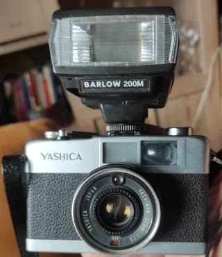 Cámara Yashica Electro 35 ME + Flash Barlow 200M