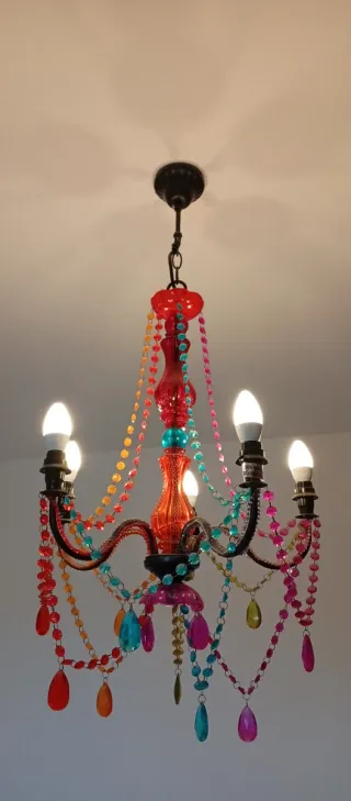 Lámpara de techo con cristales de colores