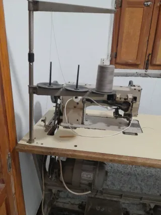 Máquina de coser triple arrastre