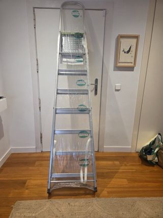 Escalera plegable de aluminio