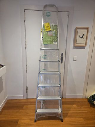 Escalera plegable de aluminio