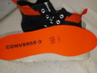 Bota Converse Negra y Naranja