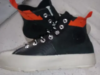 Bota Converse Negra y Naranja