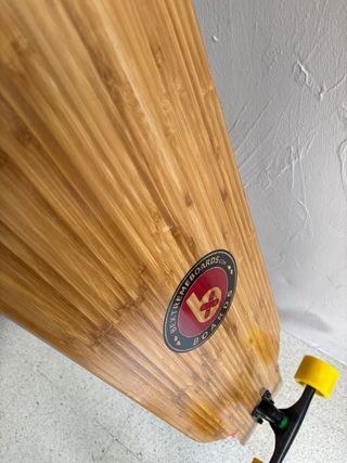 Skate de bambú con ruedas amarillas