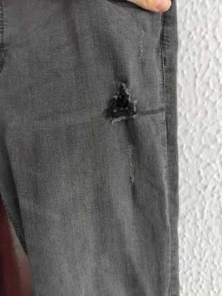 Pantalón pitillo gris