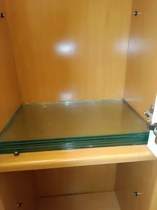 Dos muebles de baño madera y cristal