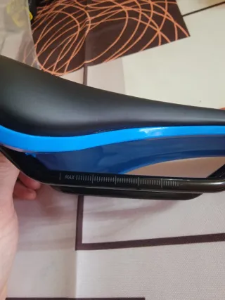 Accesorios bici. Sillín y pedales