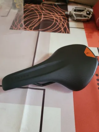 Accesorios bici. Sillín y pedales