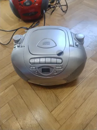 2 Radios Cassette CD con Cables