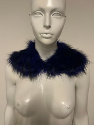 Collo di pelliccia blu e nero con cinque asole