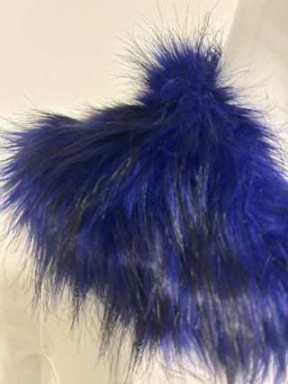 Collo di pelliccia blu e nero con cinque asole