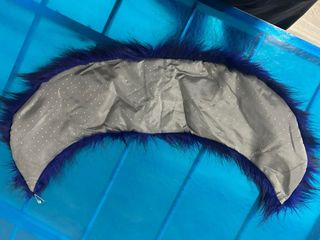 Collo di pelliccia blu e nero con cinque asole