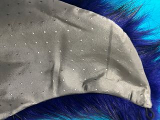 Collo di pelliccia blu e nero con cinque asole