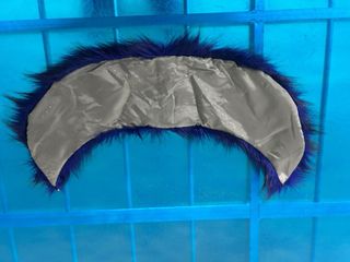 Collo di pelliccia blu e nero con cinque asole