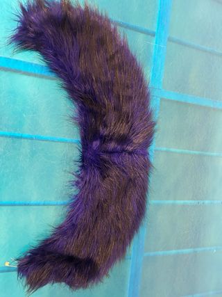 Collo di pelliccia blu e nero con cinque asole