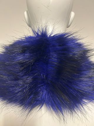 Collo di pelliccia blu e nero con cinque asole