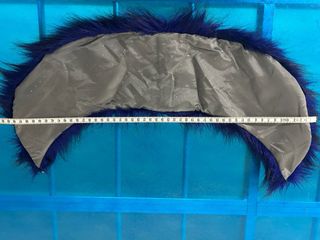 Collo di pelliccia blu e nero con cinque asole