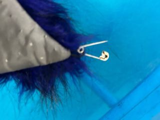 Collo di pelliccia blu e nero con cinque asole