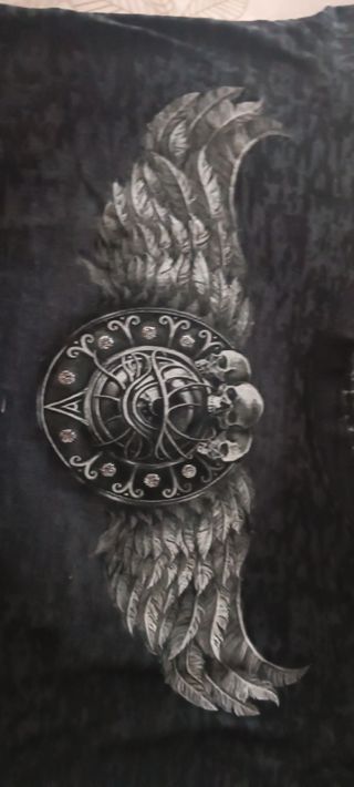 Camiseta negra y plateada con alas y calaveras