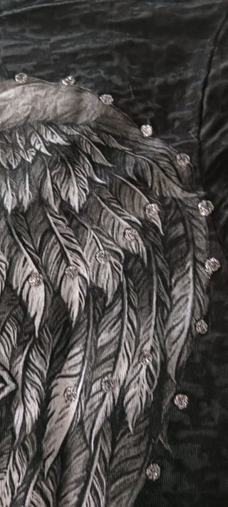 Camiseta negra y plateada con alas y calaveras