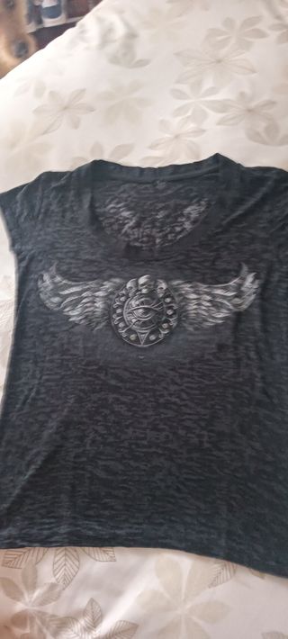 Camiseta negra y plateada con alas y calaveras