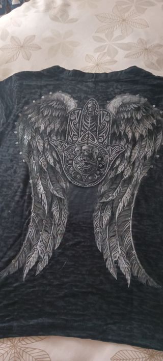 Camiseta negra y plateada con alas y calaveras