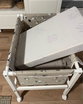 Minicuna blanca con ruedas y 2 colchones