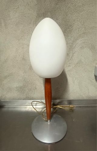 Lámpara de mesa huevo madera y metal