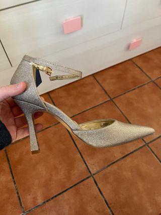 Zapatos de tacón dorados y plateados