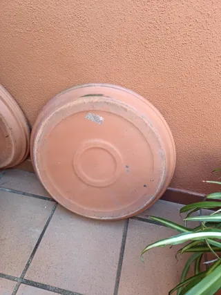 2 Platos  grandes XL para macetas, terracota.