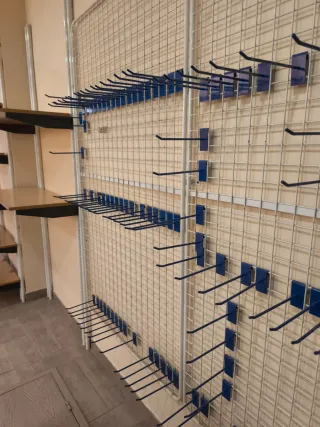 Estanterías tienda Pared Metal y Madera