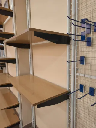 Estanterías tienda Pared Metal y Madera