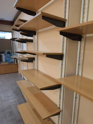 Estanterías tienda Pared Metal y Madera