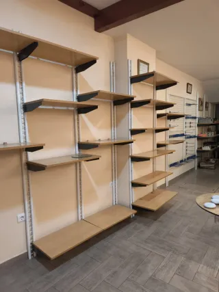 Estanterías tienda Pared Metal y Madera