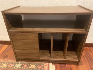 Mueble de madera con cajones y estantes