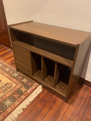 Mueble de madera con cajones y estantes