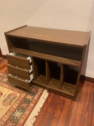 Mueble de madera con cajones y estantes